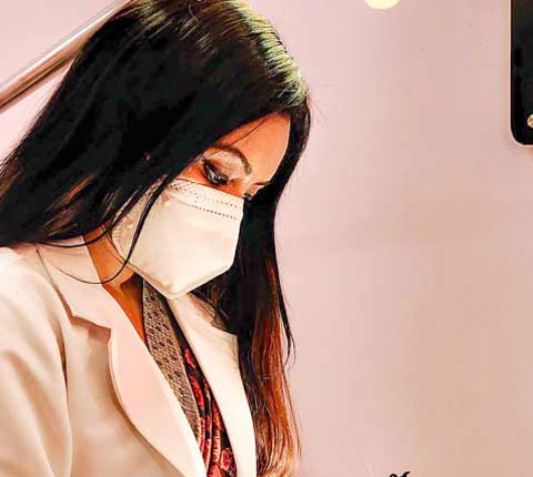 Dr. Poonam Arya providing acne treatment to a patient in her clinic
